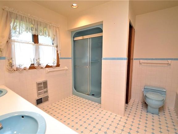Super cool retro master bath! tile is in excellent shape!