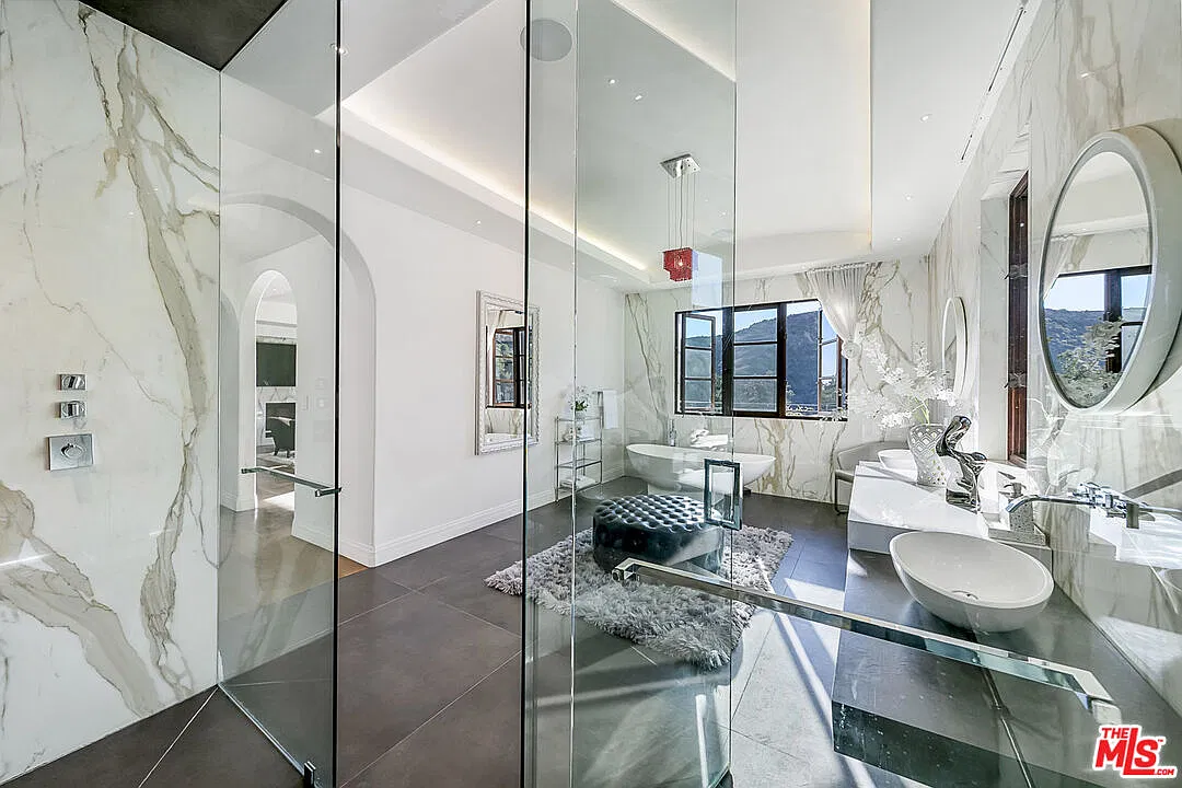 6 bed, 8.0 bath, 11000 sqft, $49,950 — Photo 3
