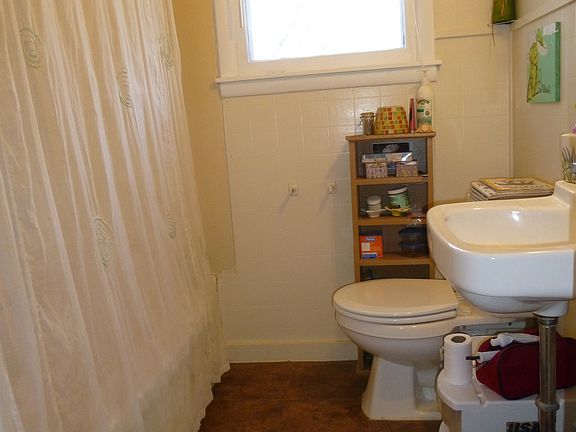 2nd image of 606 Kawnee Dr #B