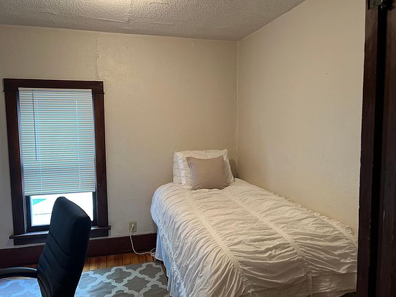 Second bedroom with desk, chair and twin bed for ocassional guests