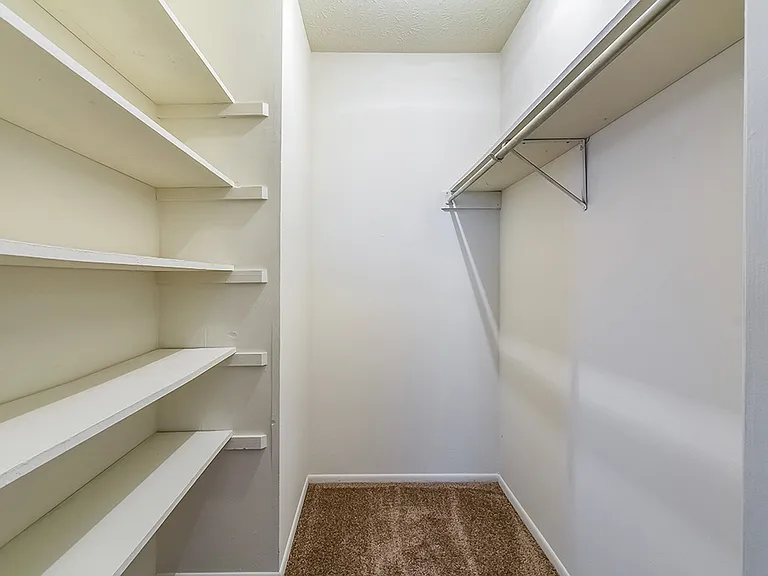 Devon - Walk-in Closet Devon - Walk-in Closet