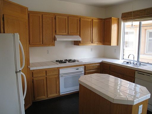 5th image of 958 Camino De La Reina Unit 1