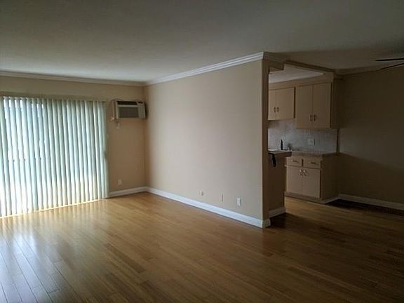 5th image of 8939 Cadillac Ave #202