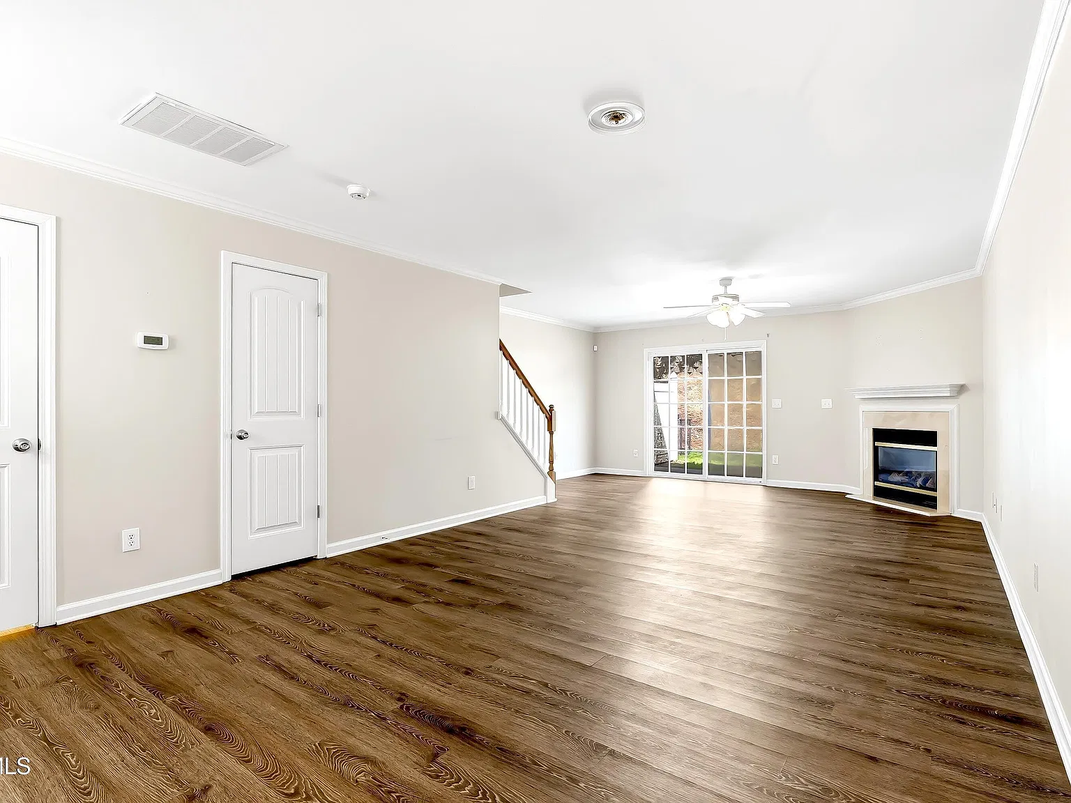 3 bed, 2.5 bath, 1598 sqft, $1,750 — Photo 3