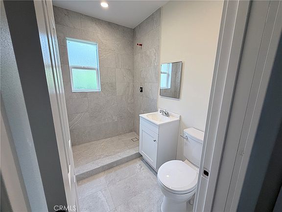 5th image of 125 W Chestnut St APT 202