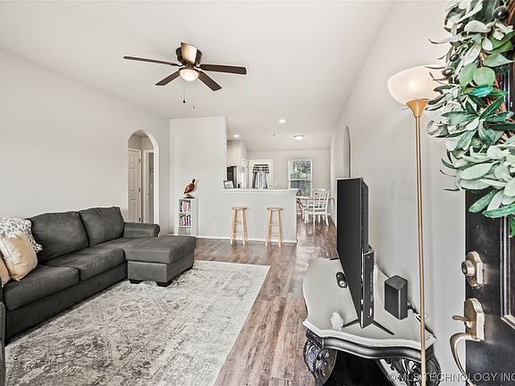 5th image of 2918 E Pittsburg St