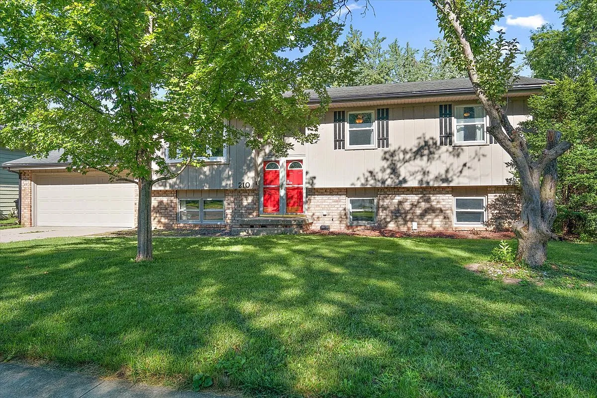 210 Rebecca Ln photo 1