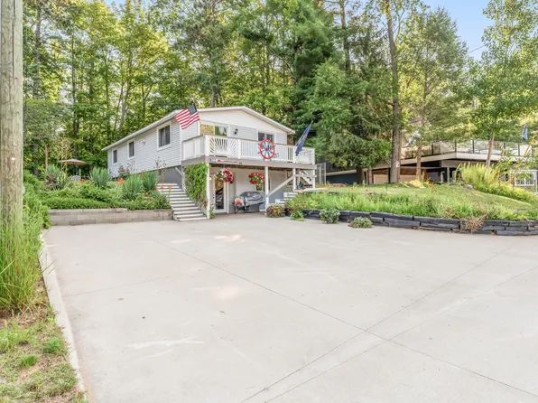 2144 E Lake Mitchell Dr, Cadillac, MI 49601