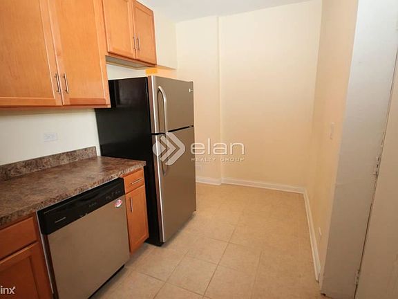 4th image of 845 W Cornelia Ave APT 2E