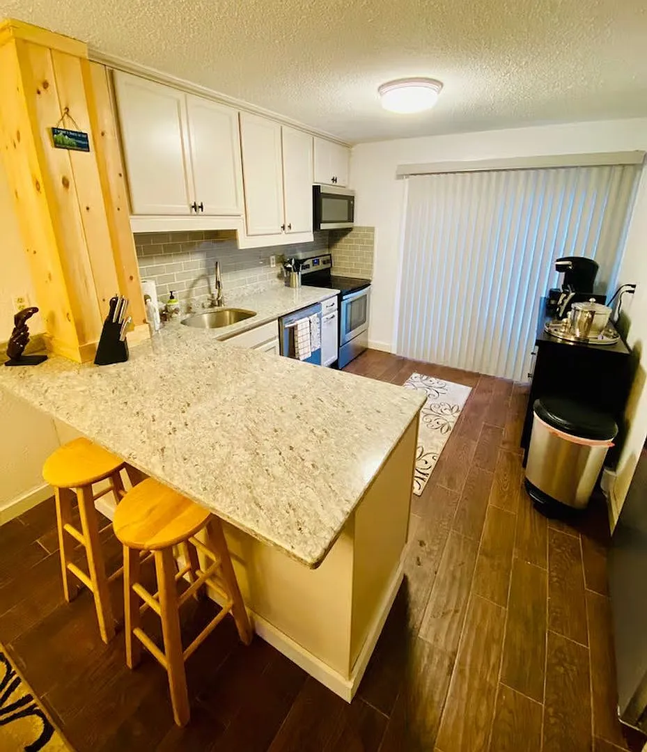 Charming 3BR Townhome in Hunter — Photo 3