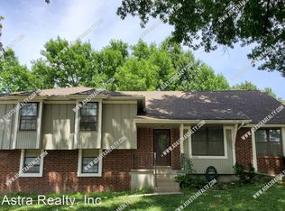 2000 E Sheridan Bridge Ln, Olathe, KS 66062
