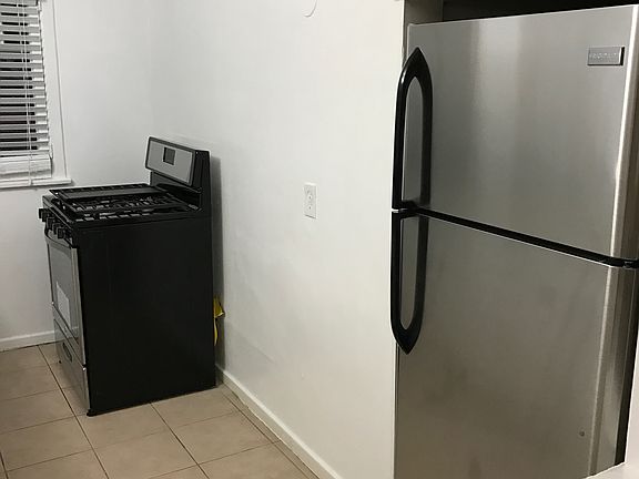 4th image of 7408 Fountain Ave