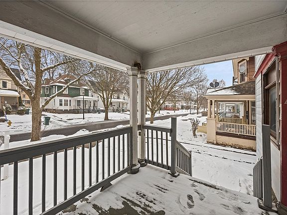3rd image of 208 Kenwood Ave