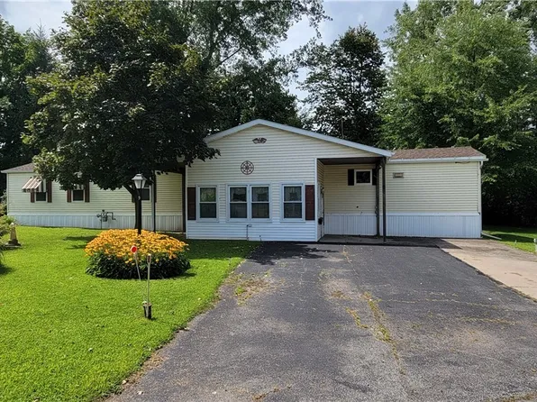 9 Edgewood Dr, Medina, NY 14103