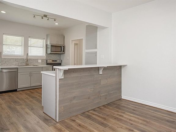 2nd image of 3233 Lubbock Ave