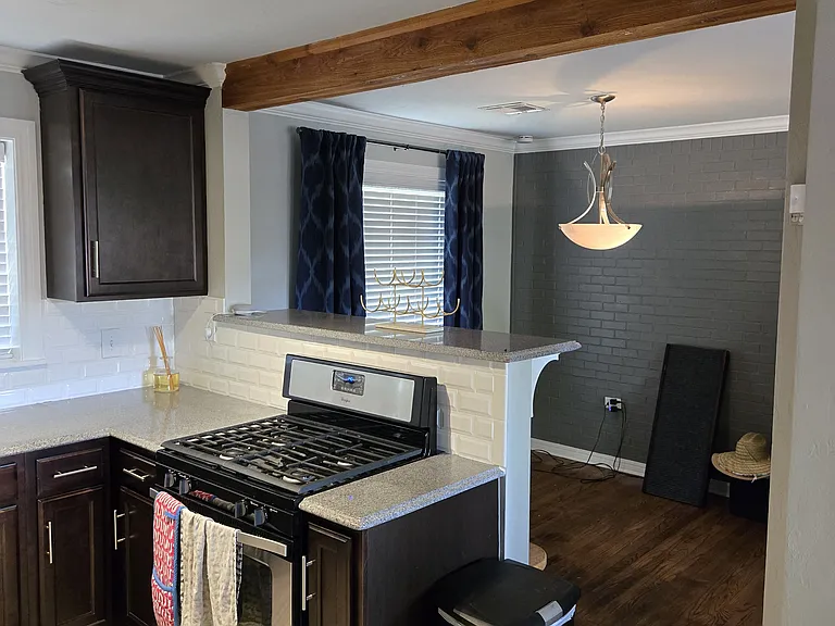 1413 Oxford Way — Photo 4