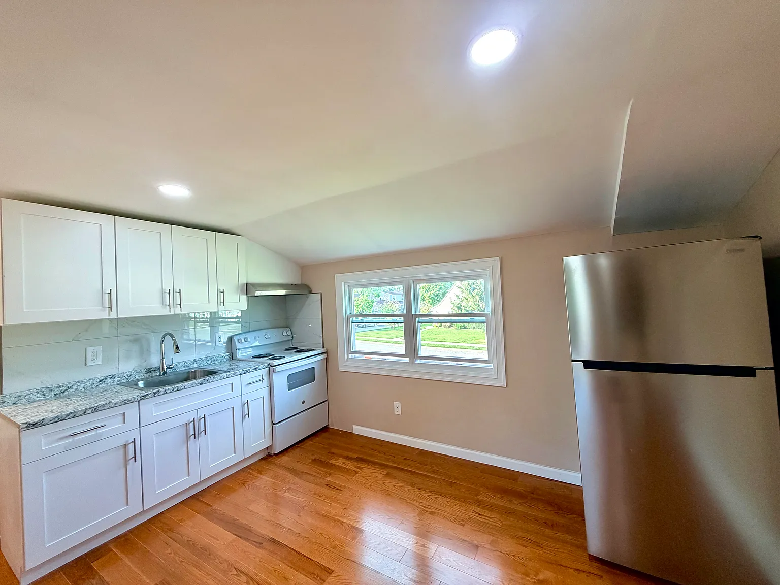 Rigger Ln, Levittown — Photo 3
