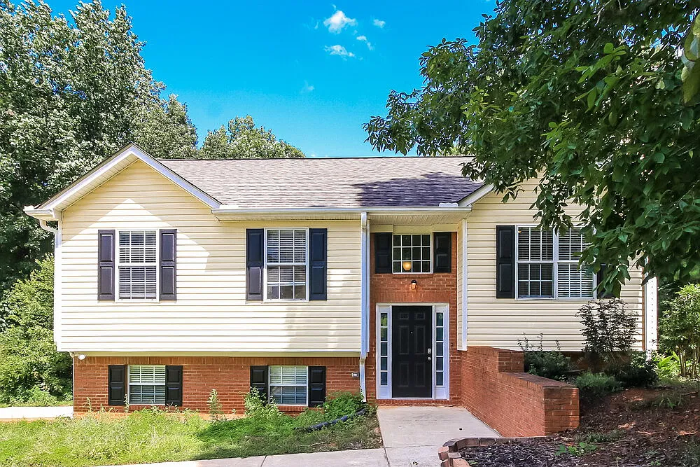 3 bed, 3.0 bath, 1616 sqft, $2,390 — Photo 1