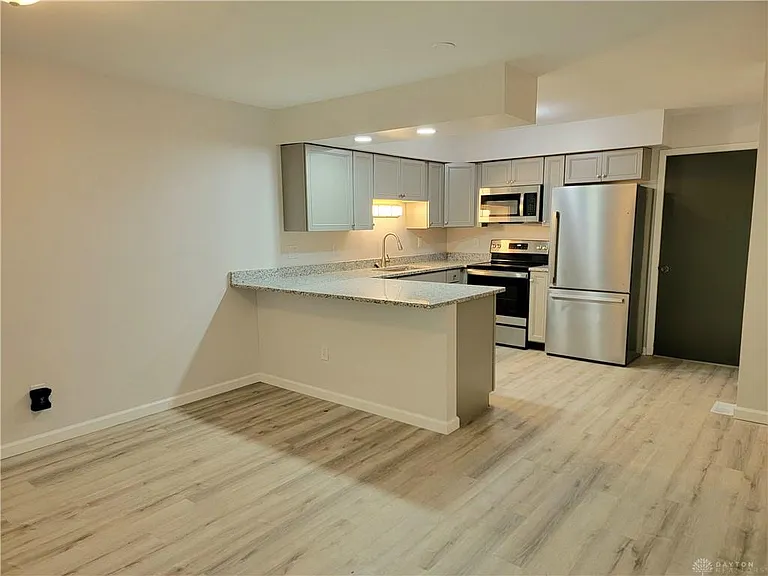 1104 Cambridge Ct — Photo 8