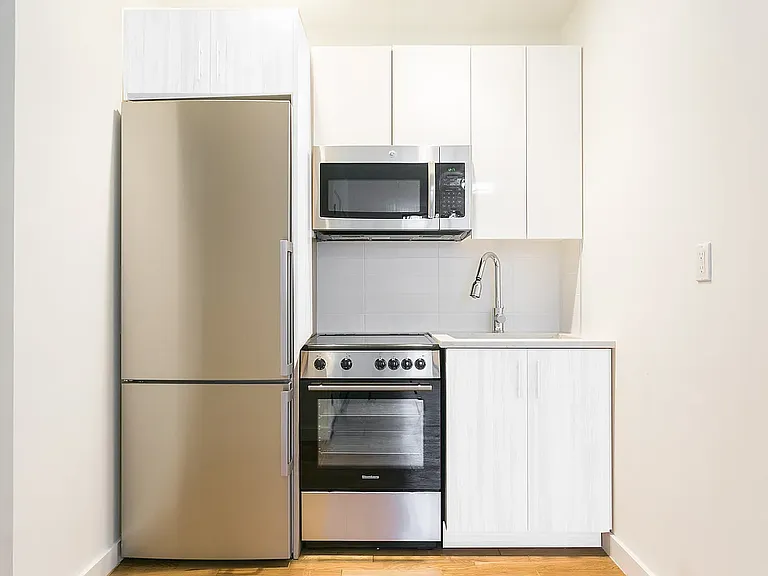 434 W 19th St #8-E — Photo 3