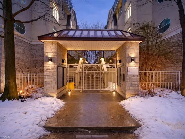 28 Stadium Rd #132, Toronto, ON M5V 3P4