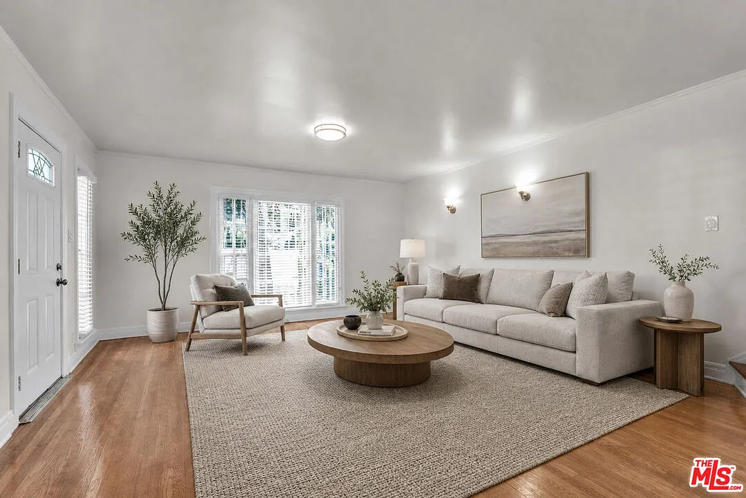3 bed, 2.0 bath, 1250 sqft, $4,250 — Photo 1