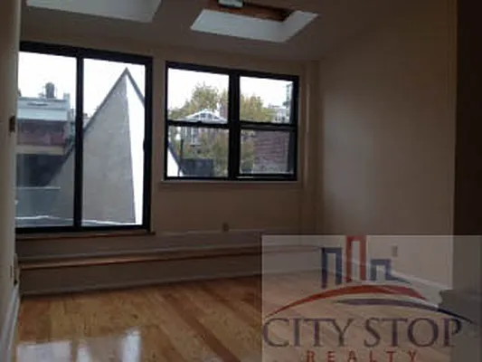 Rented by City Stop Realty | media 4