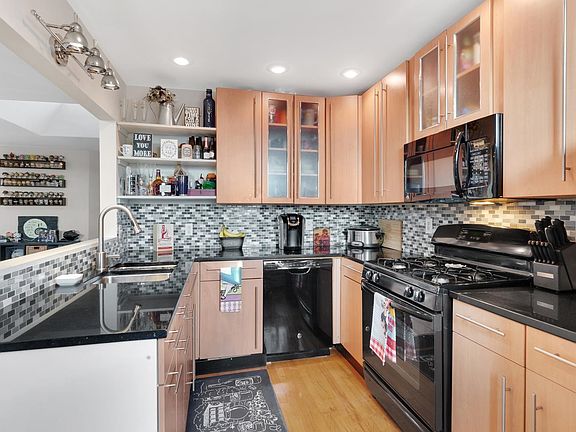 3rd image of 37 W 19th St APT 3