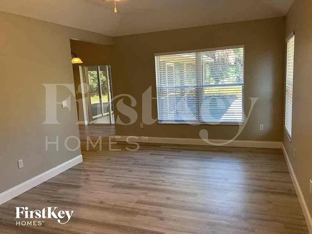 3 bed, 2.0 bath, 2125 sqft, $2,305 — Photo 3