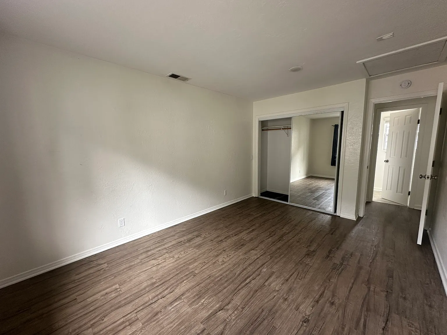 3 bed, 924 sqft, $4,450 — Photo 4