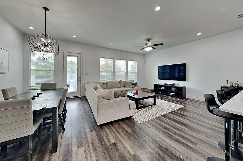 4 bed, 2.0 bath, 1850 sqft, $3,200 — Photo 2