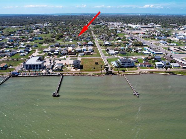 712 S Church St, Rockport, TX 78382