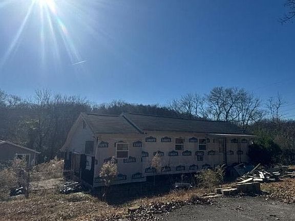 3rd image of 124 Grayson St