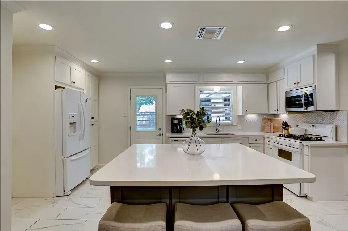 3 bed, 1246 sqft, $2,500 — Photo 2