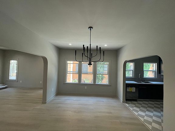 2nd image of 162 S Sycamore Ave #162