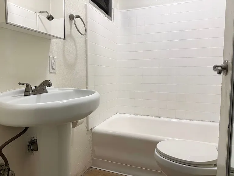St. Charles Studio Apartments — Photo 25