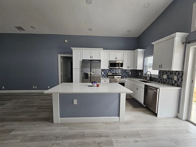 6131 Robinson St — Photo 3