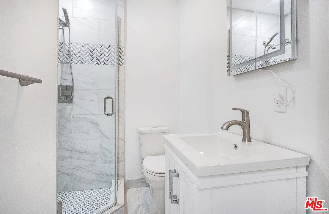 2 bed, 2.0 bath, 900 sqft, $5,100 — Photo 4