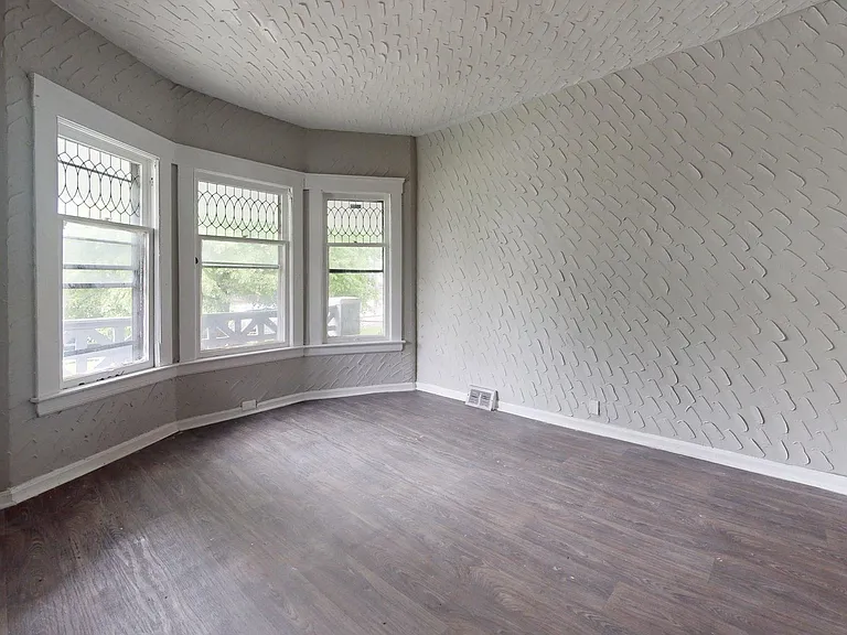 3889 W 33rd St — Photo 31