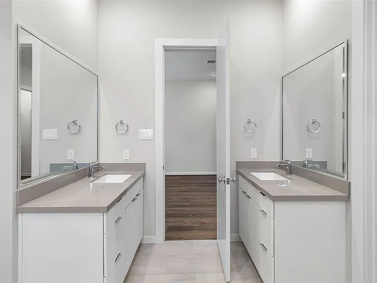 604 Thornton Oaks Ln #B — Photo 17