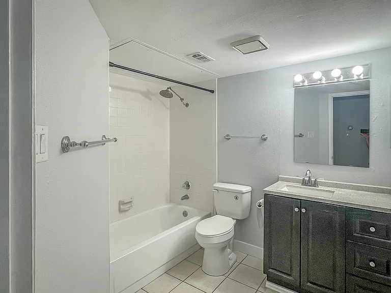 332 W Harwood Rd #B — Photo 16