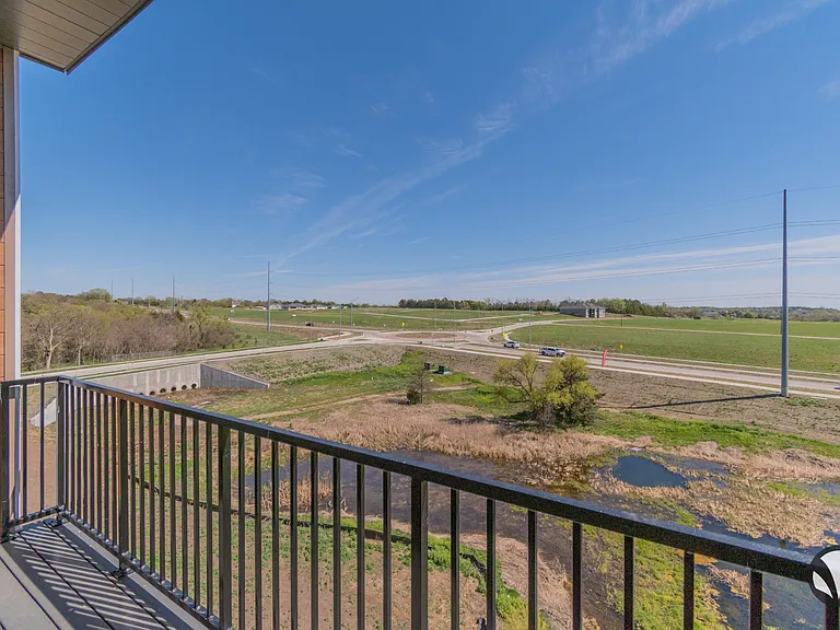 Chateau at Yankee Hill Apartments — Photo 45