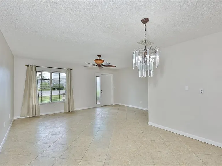 207 Islip Way — Photo 3