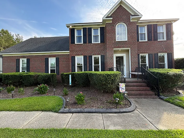 468 Derby Ln — Photo 2