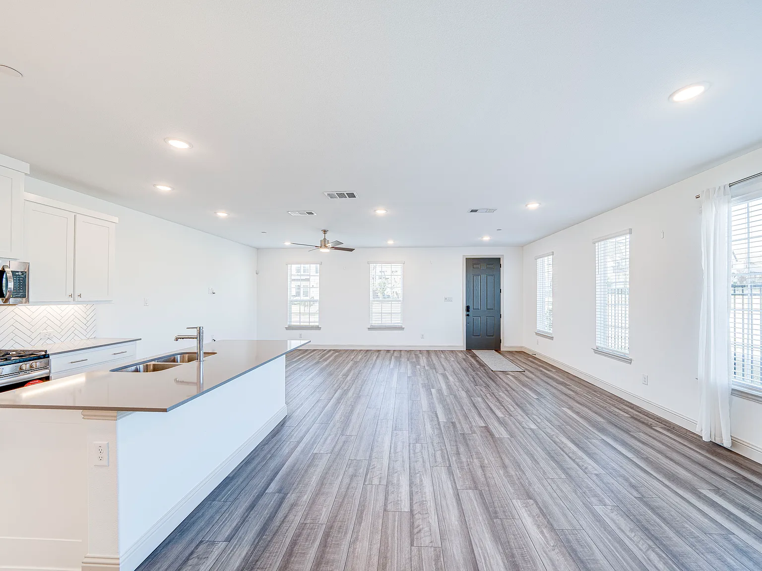 3 bed, 2.5 bath, 2264 sqft, $3,100 — Photo 3