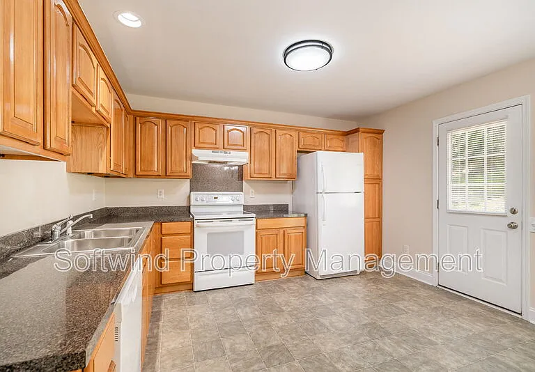 1803 Red Bird Cir SE — Photo 8
