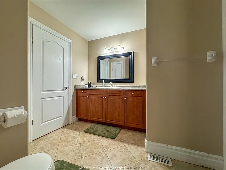 4583 Helsinki Cres — Photo 14