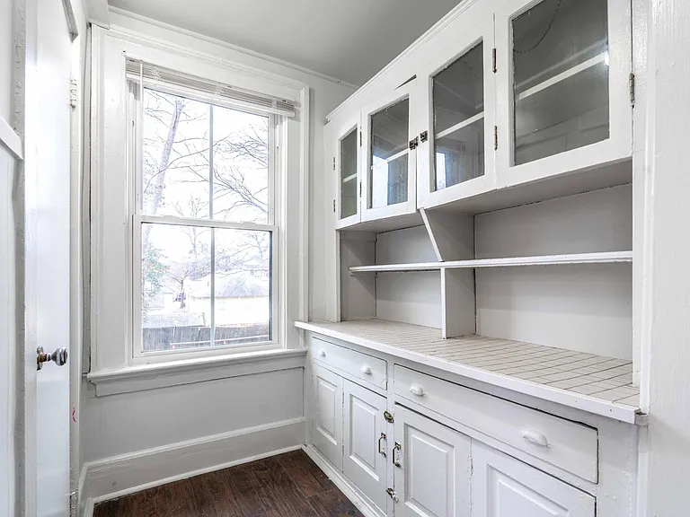695 Queen St SW #4 — Photo 14