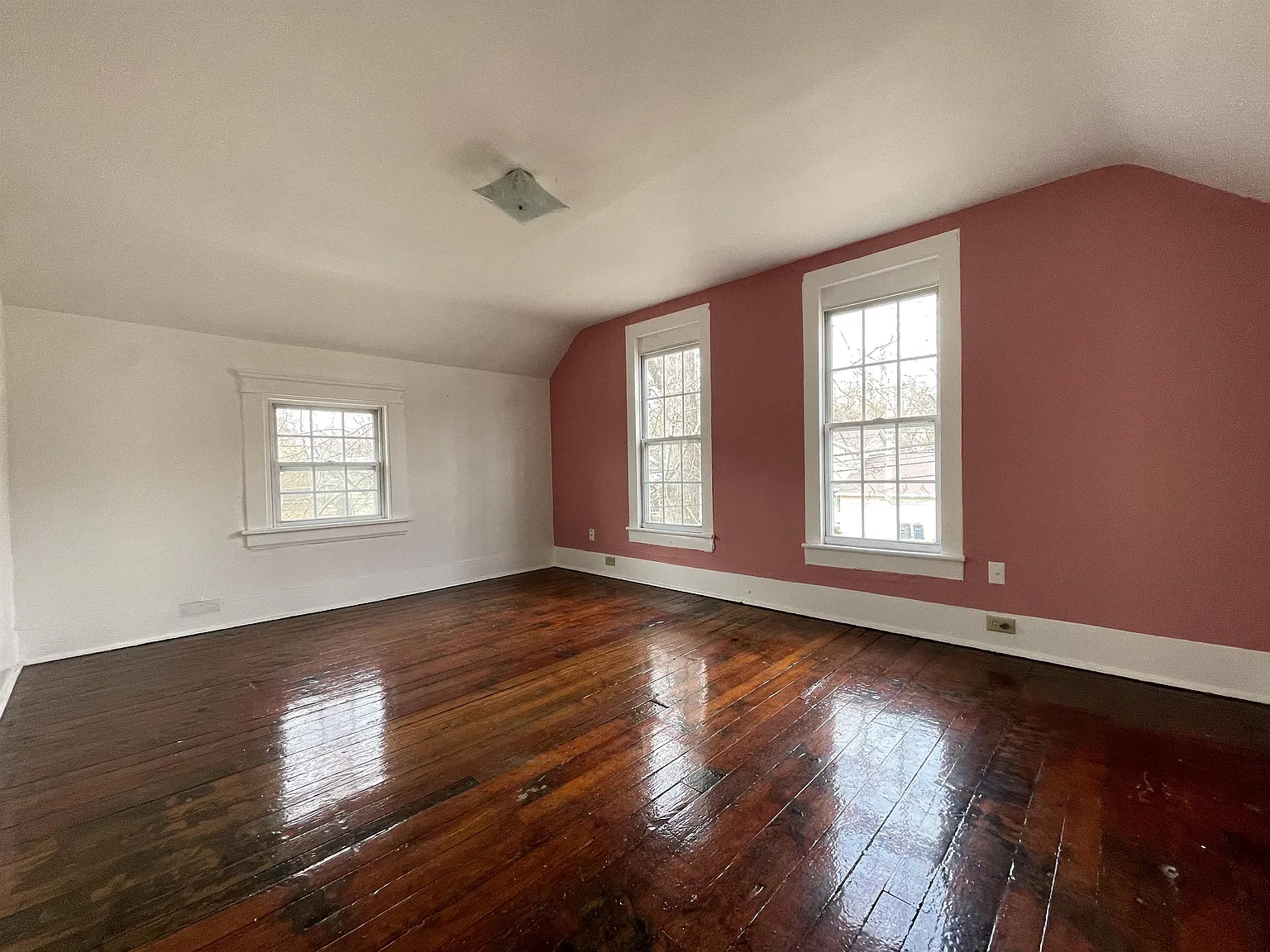 386 Silver St - 386.5 Up — Photo 4