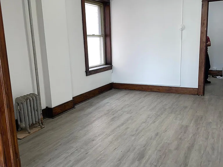 well-sized dining room with ceiling fan